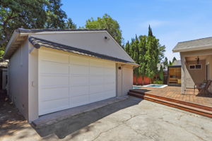 048_F8_2297 Radio Ave