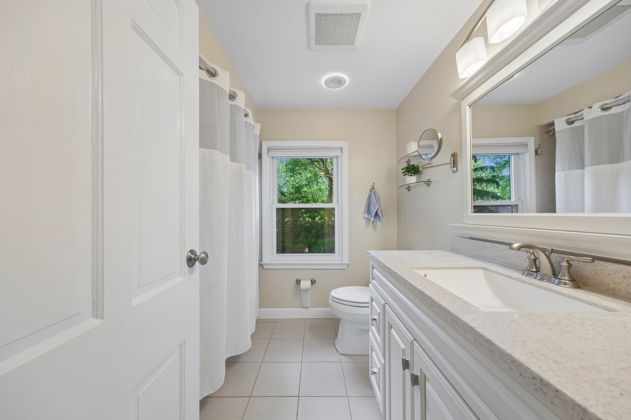 2nd floor hall bath