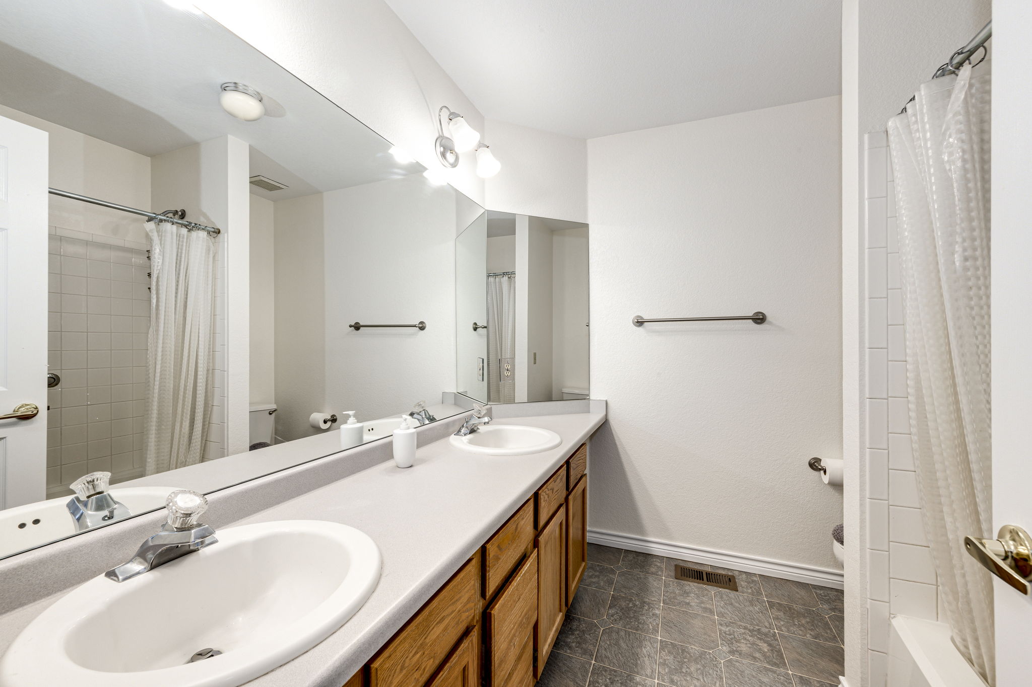 Upper level Full bathroom