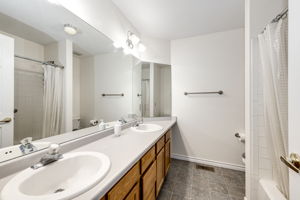 Upper level Full bathroom