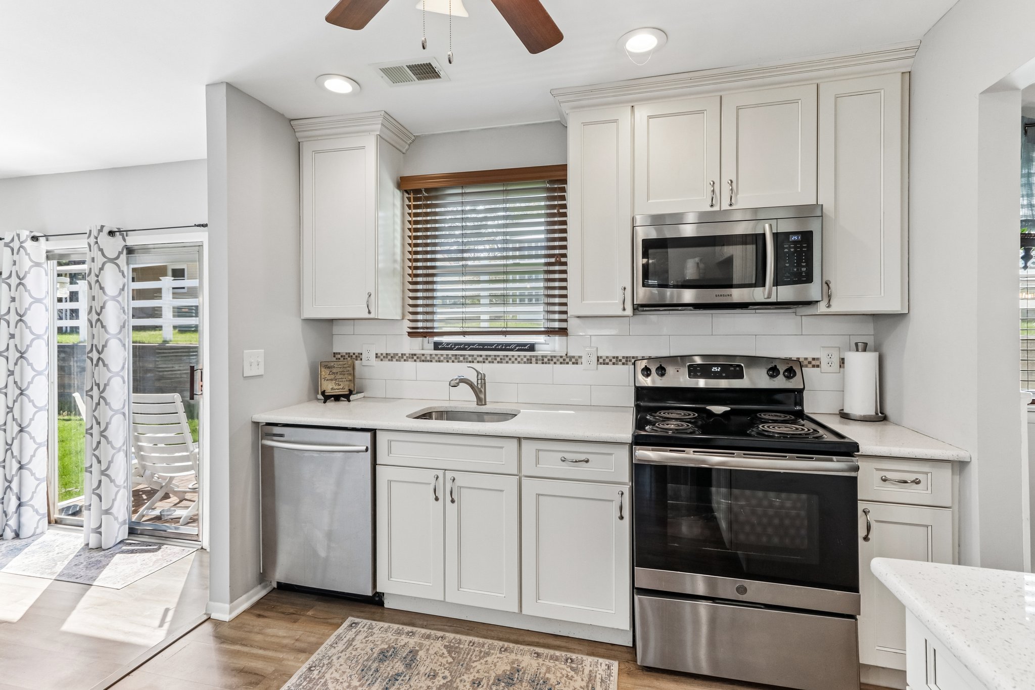 Chelsea Dr 70-S2404-025.jpg