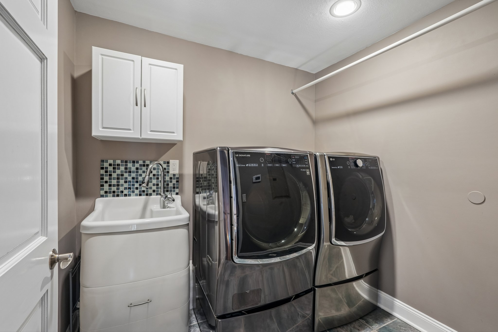 Chicopee Dr-S0407-049.jpg