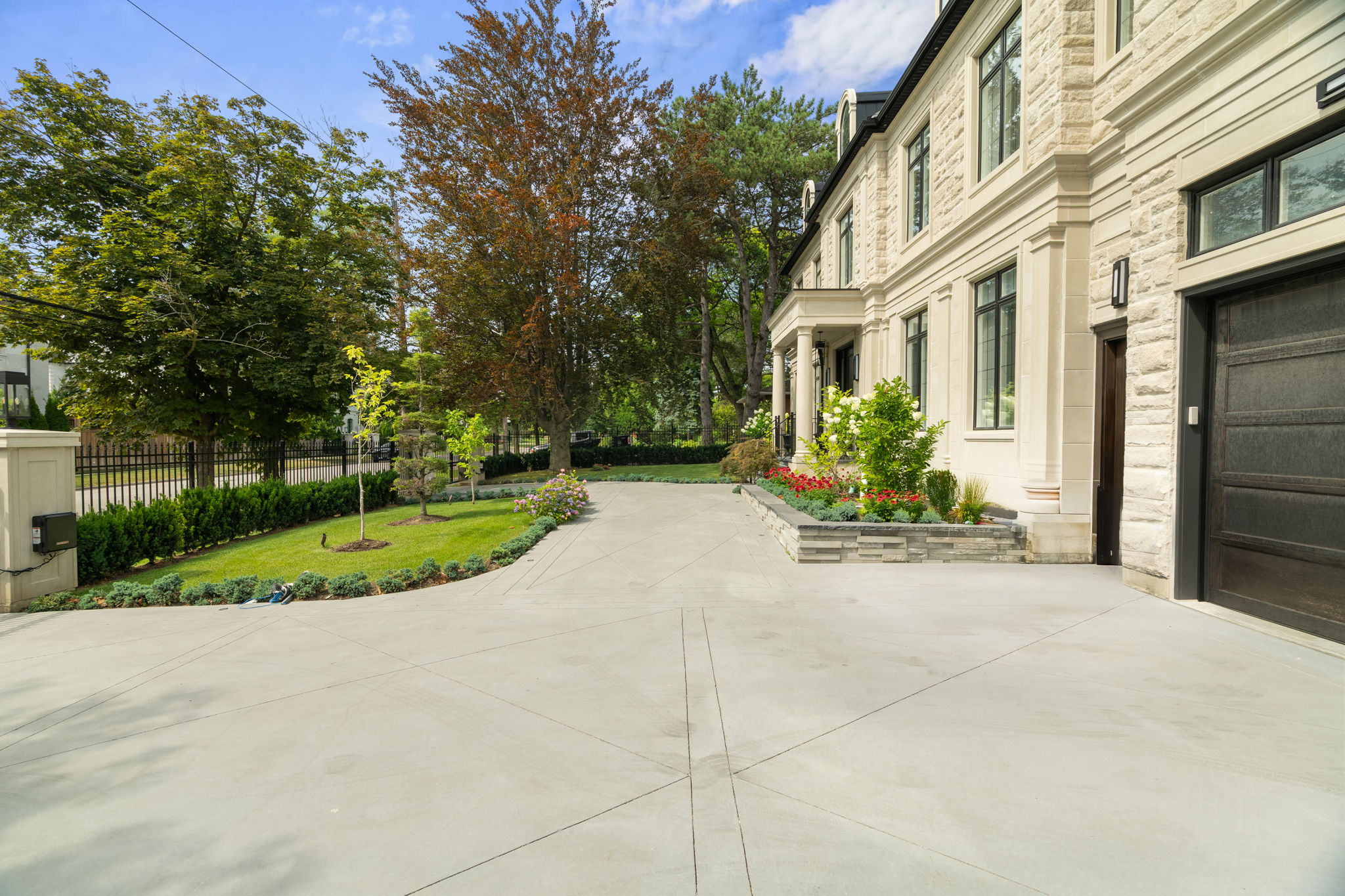 23 Sandfield Rd Toronto, ON M3B 2B6