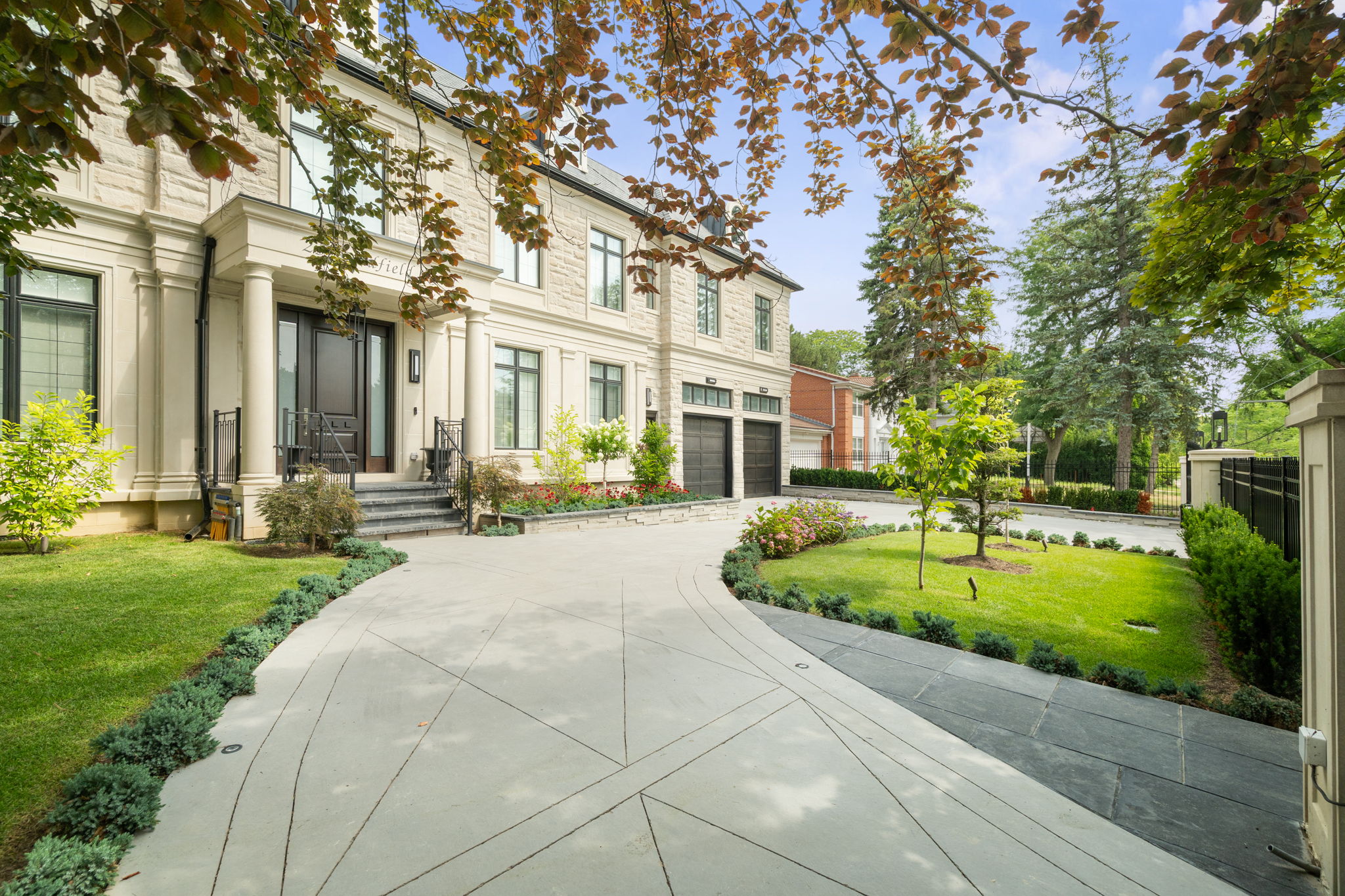 23 Sandfield Rd Toronto, ON M3B 2B6