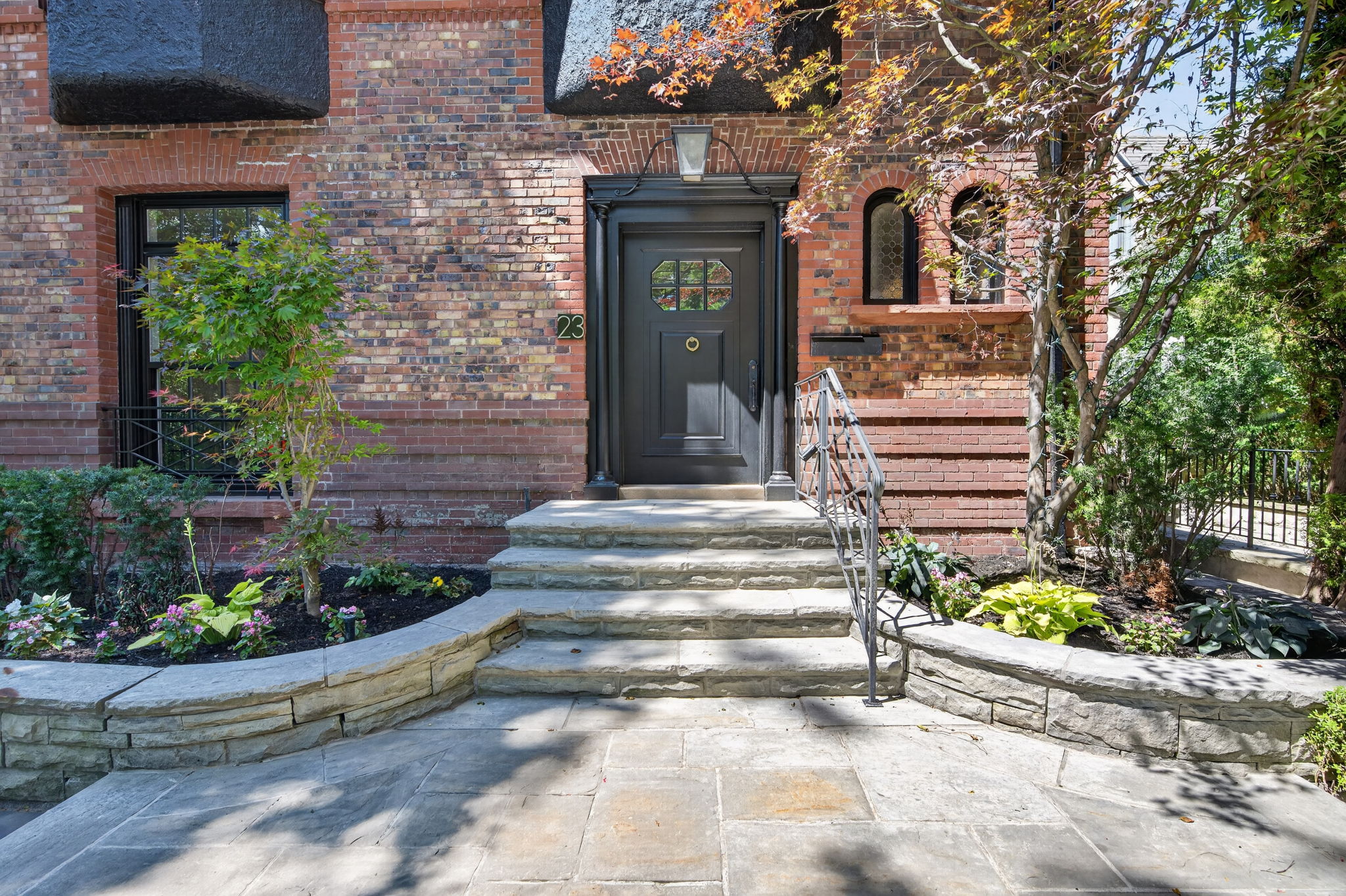 23 South Dr Toronto, ON M4W 1R2