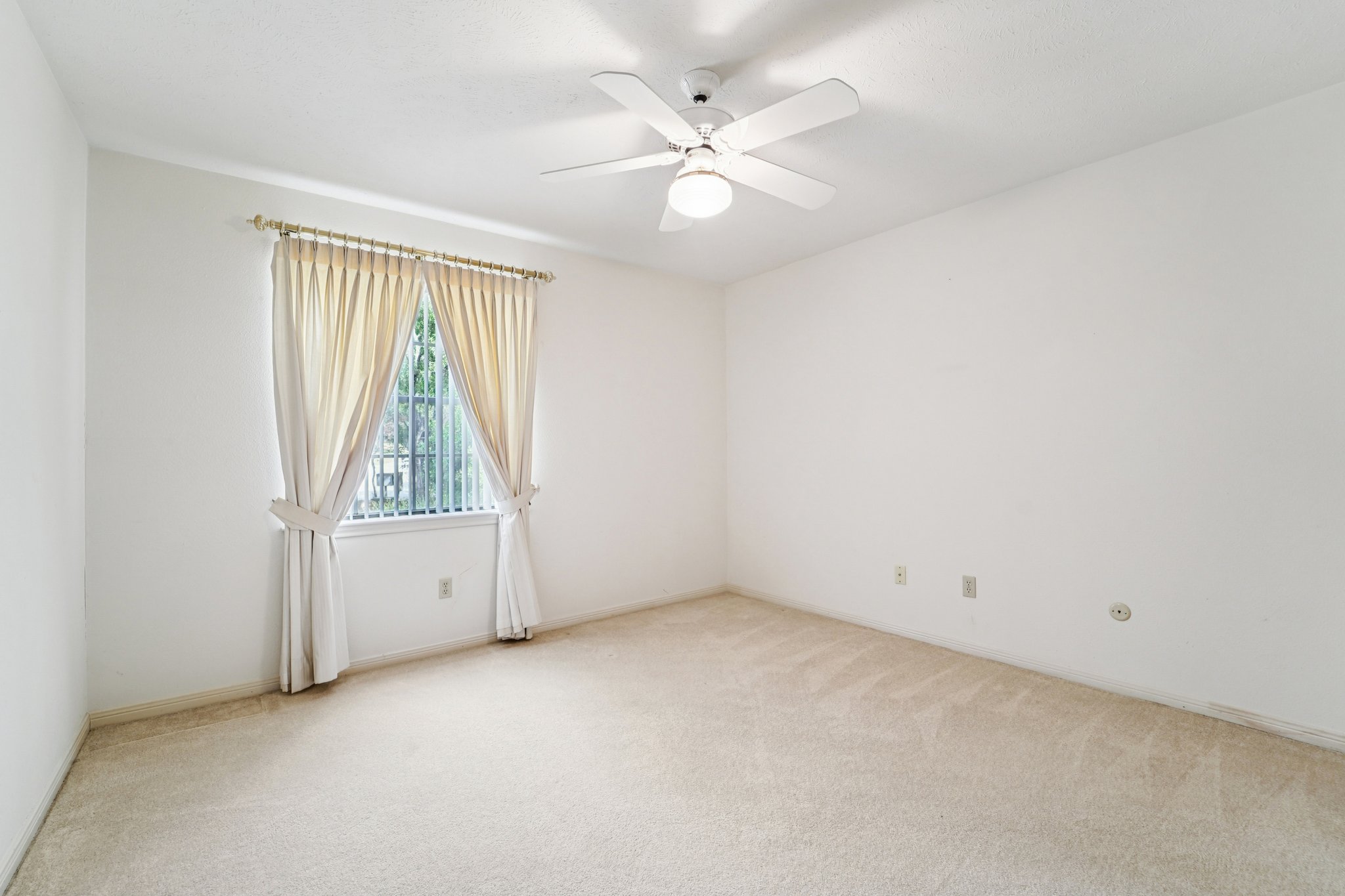 Twin Springs Pl-S2410-023.jpg