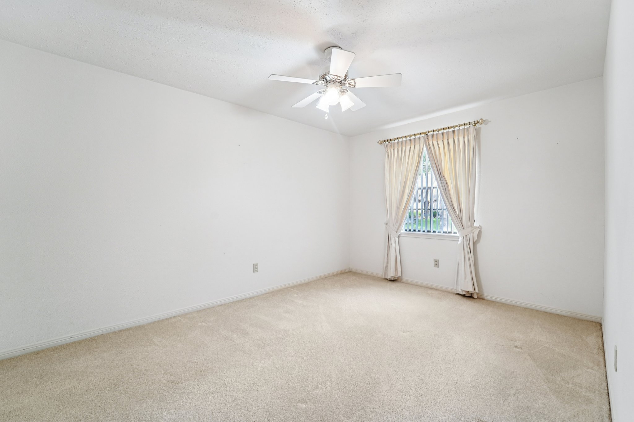 Twin Springs Pl-S2410-026.jpg