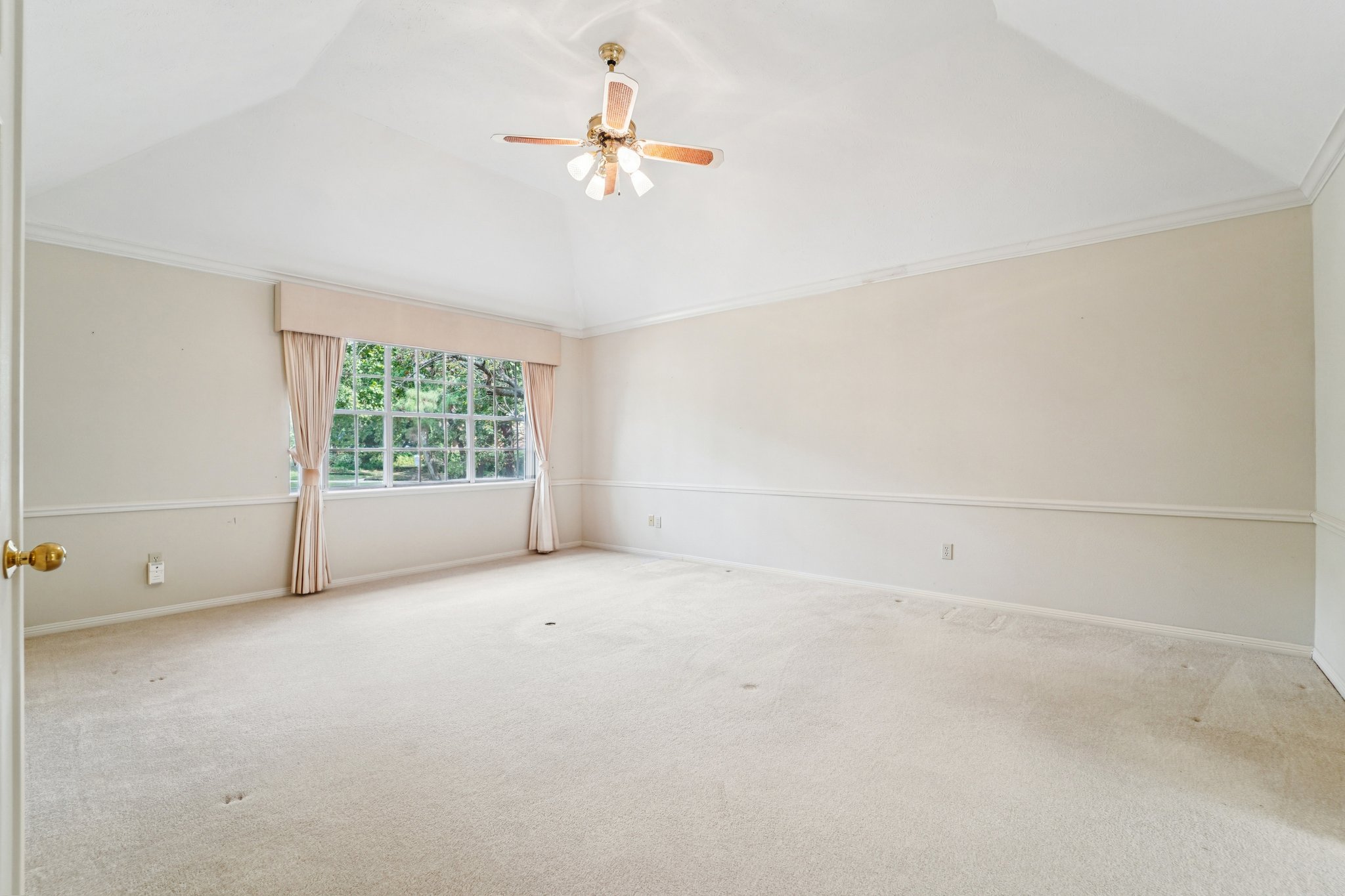 Twin Springs Pl-S2410-035.jpg