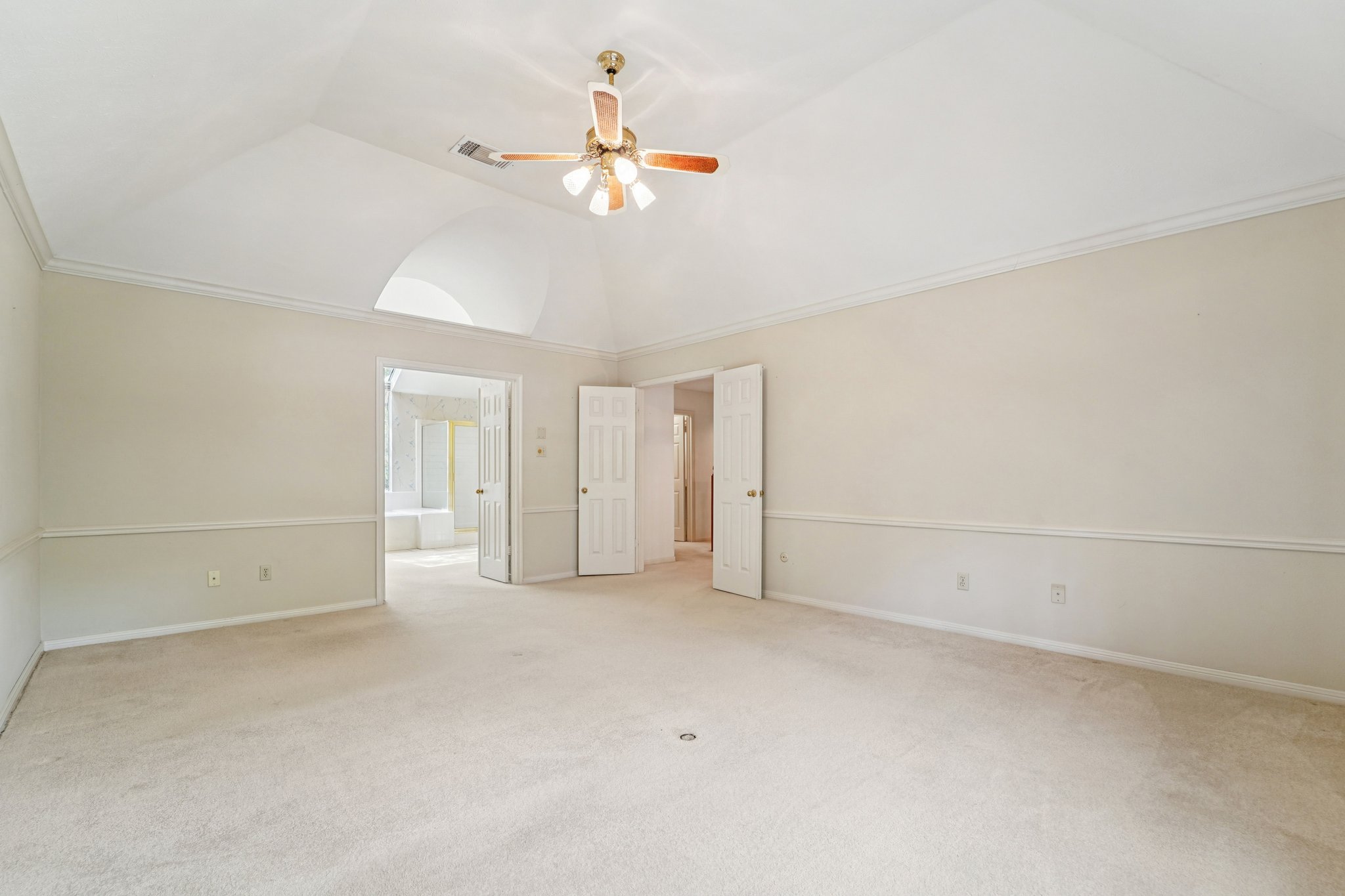 Twin Springs Pl-S2410-037.jpg