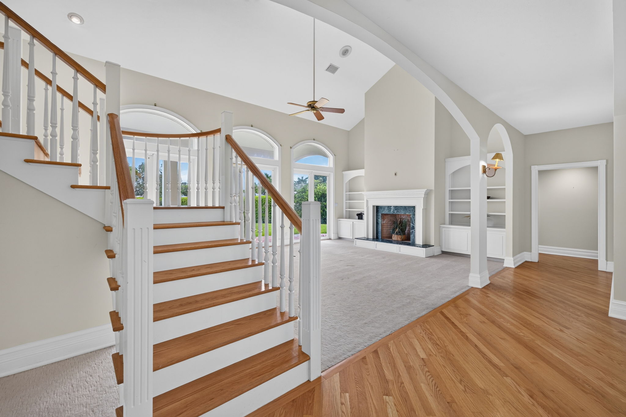 Foyer 2 of 2