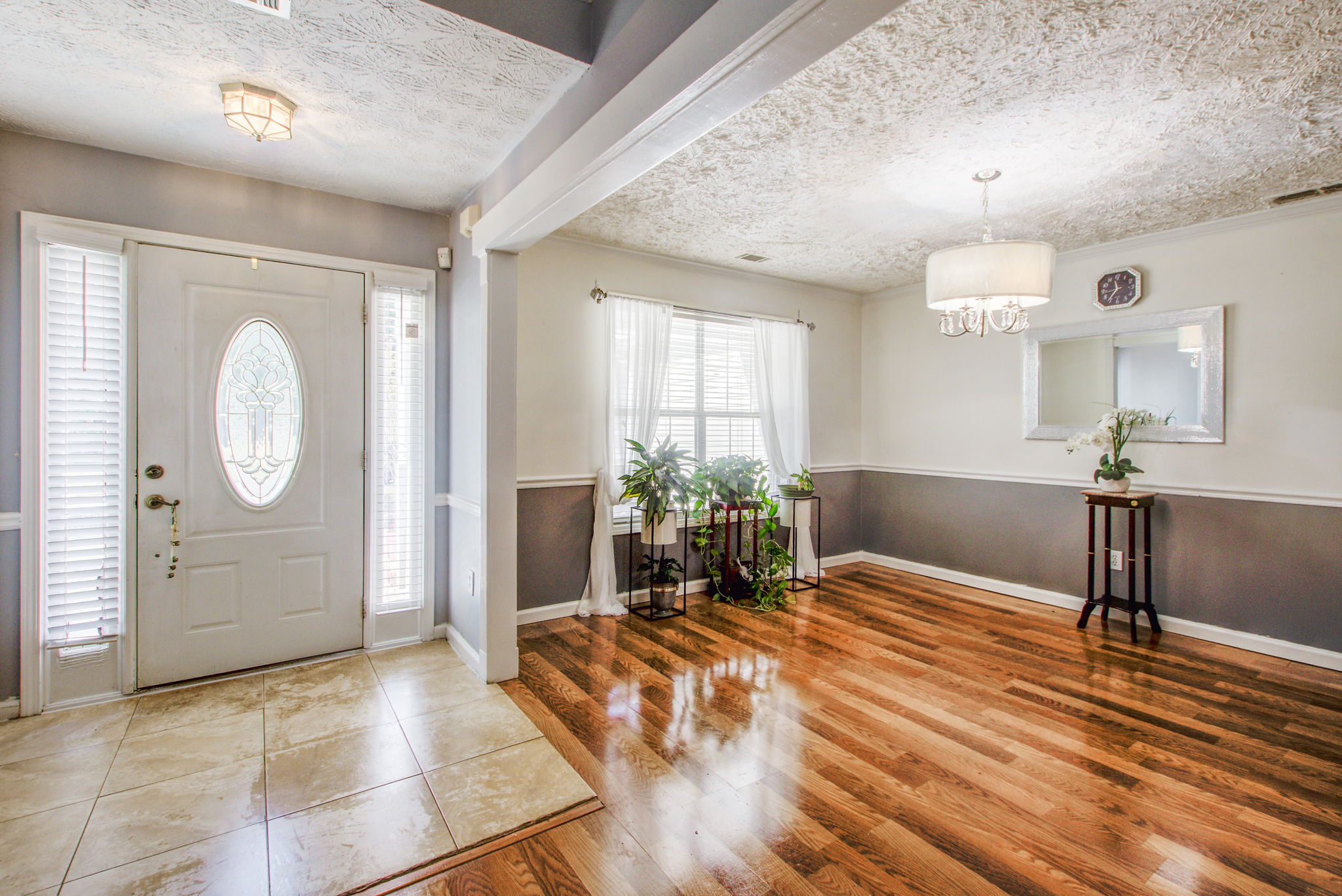 4 Entryway w Dining