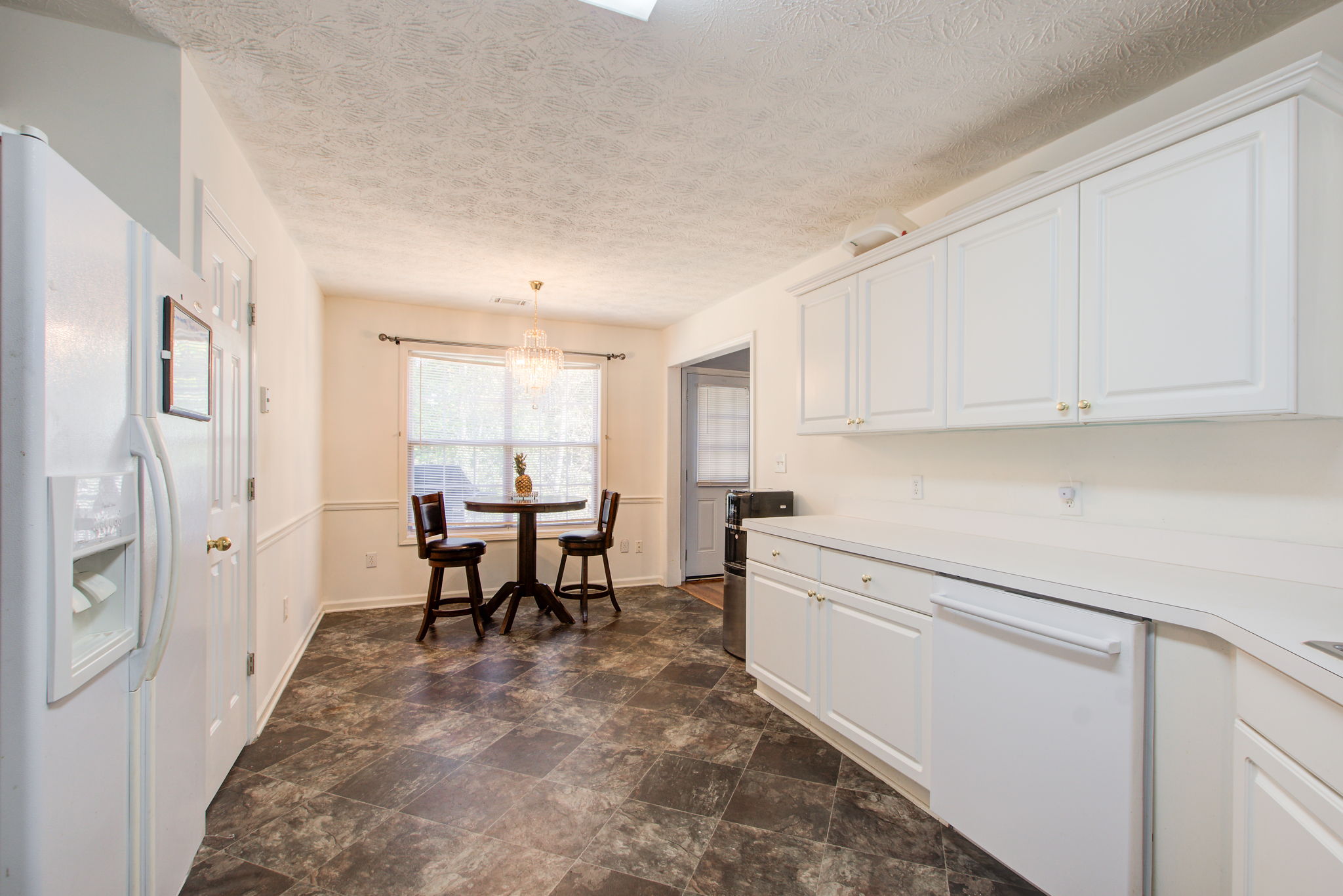 13 Kitchen A w Breakfast Area