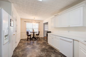 13 Kitchen A w Breakfast Area