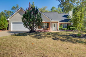 31 Ext Front B w Yard