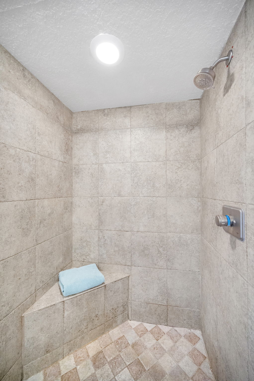 Upper Level Primary Bathroom1b