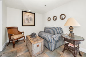 Loft Parlor Rm - Spacious  - Great Decor..