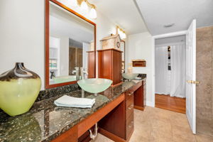 Upper Level Primary Bathroom1c