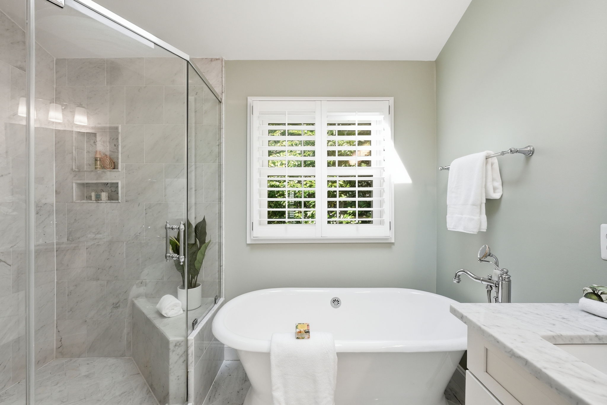 Separate soaking tub