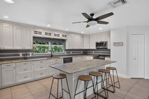 Kitchen 3 of 5