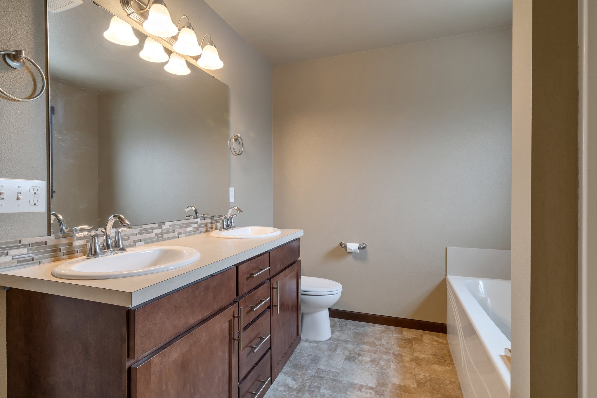 Dual sink in the primary bath