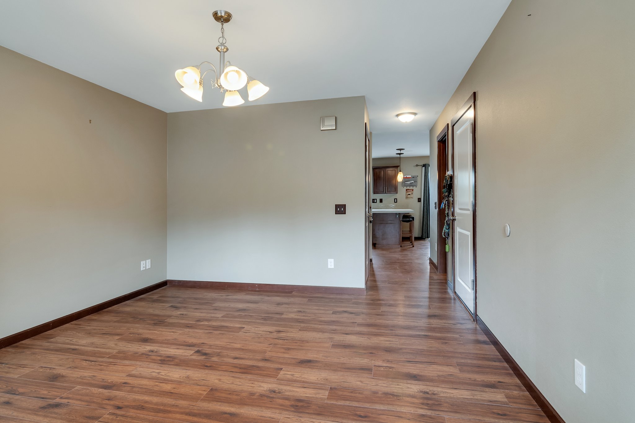 Beautiful newer laminate floors