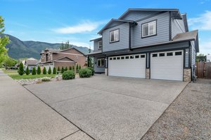 Expansive driveway