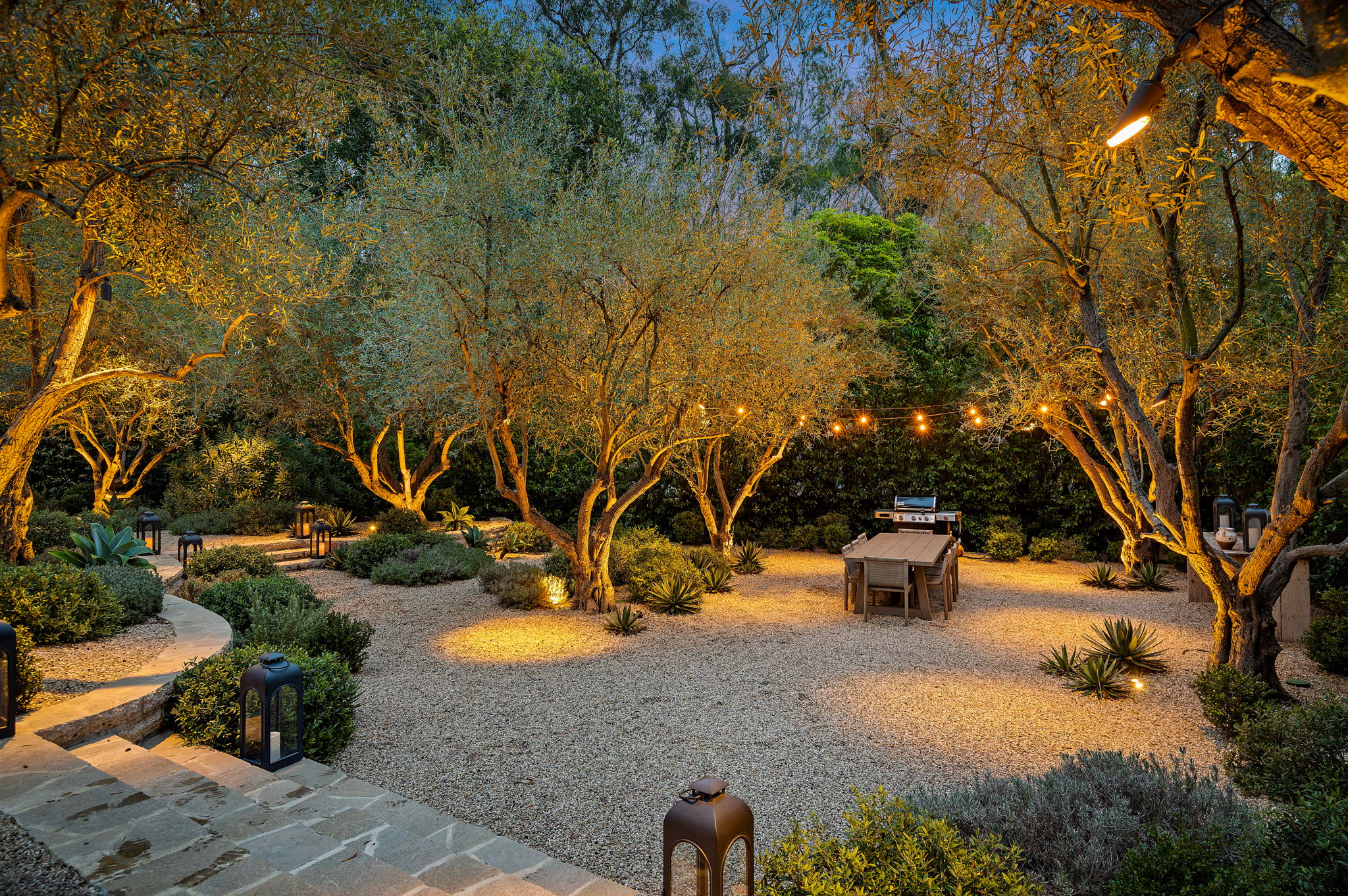 05 - Outside Dining (Twilight)