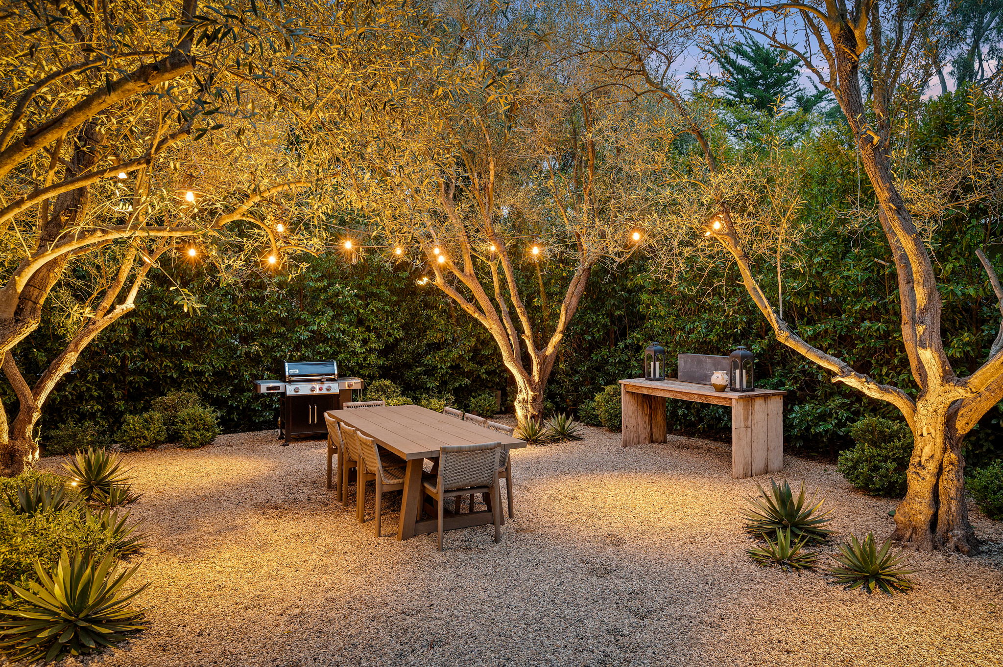 04 - Outside Dining (Twilight)