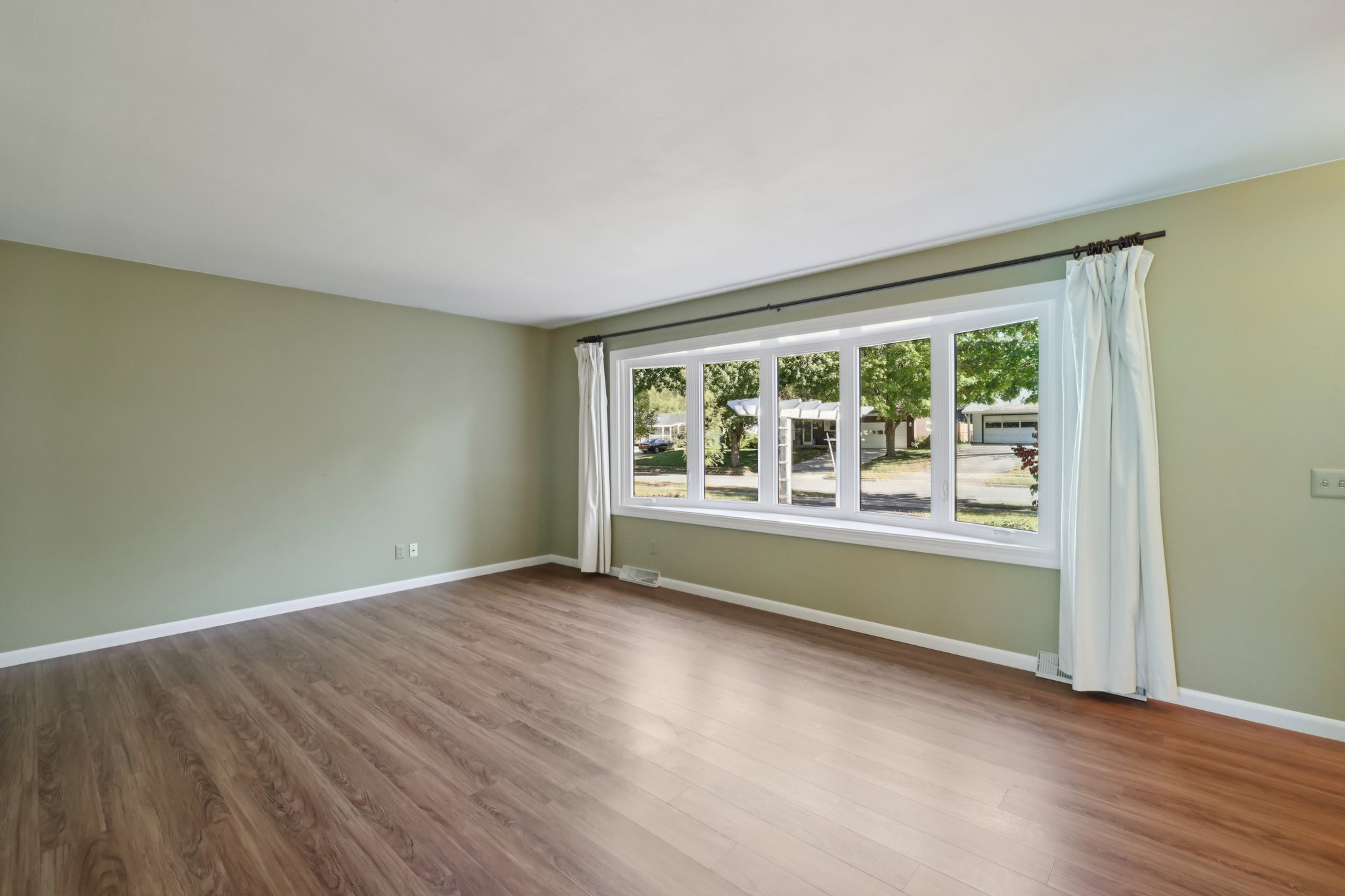 Ravenswood Rd-S0910-027.jpg