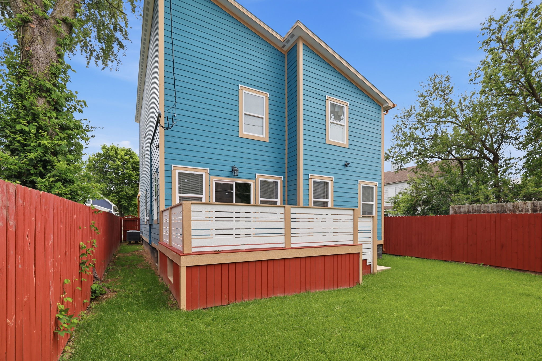 2318 E Brookside Ave_050