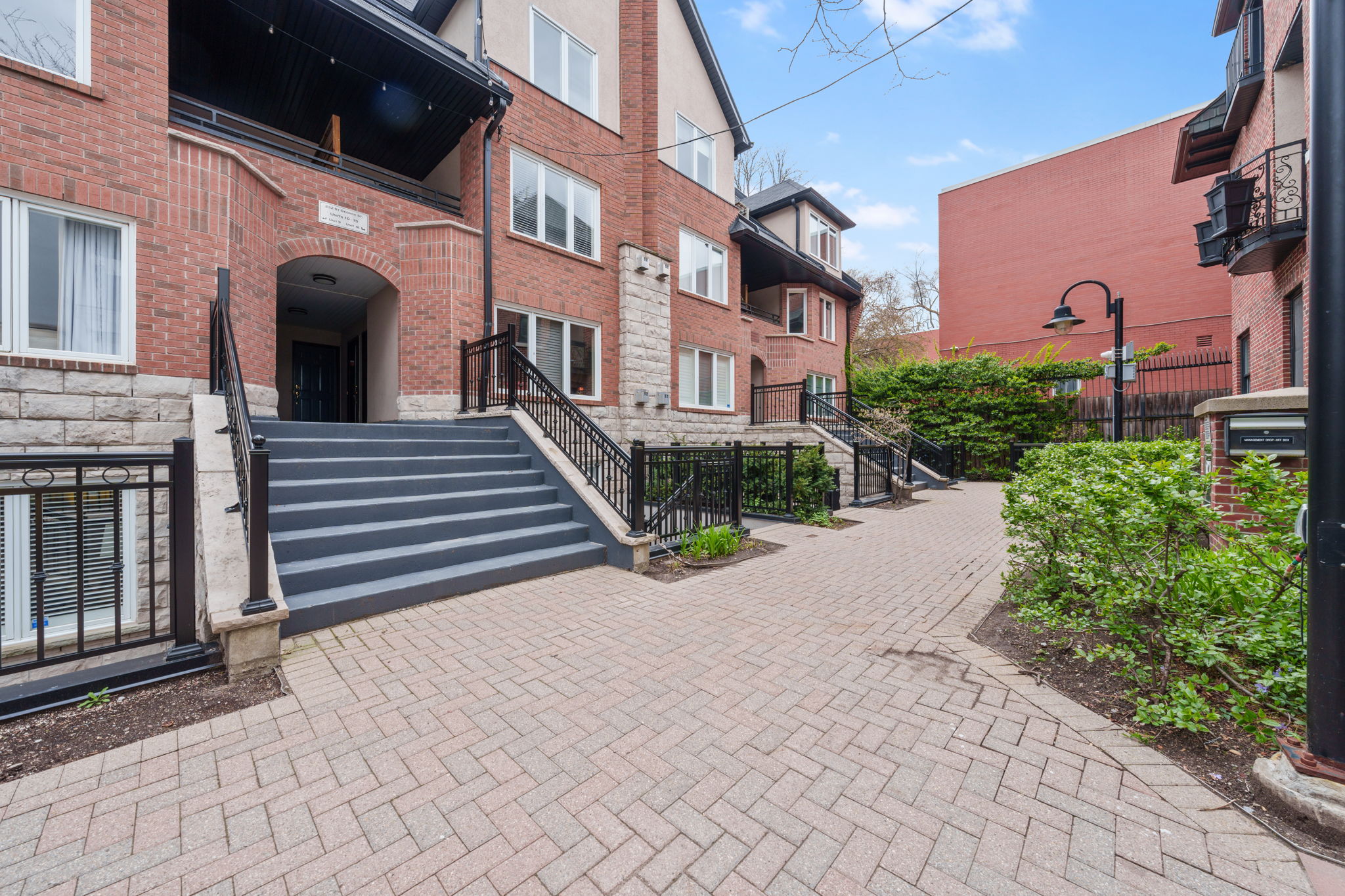 232 St George St Toronto, ON M5R 2N5