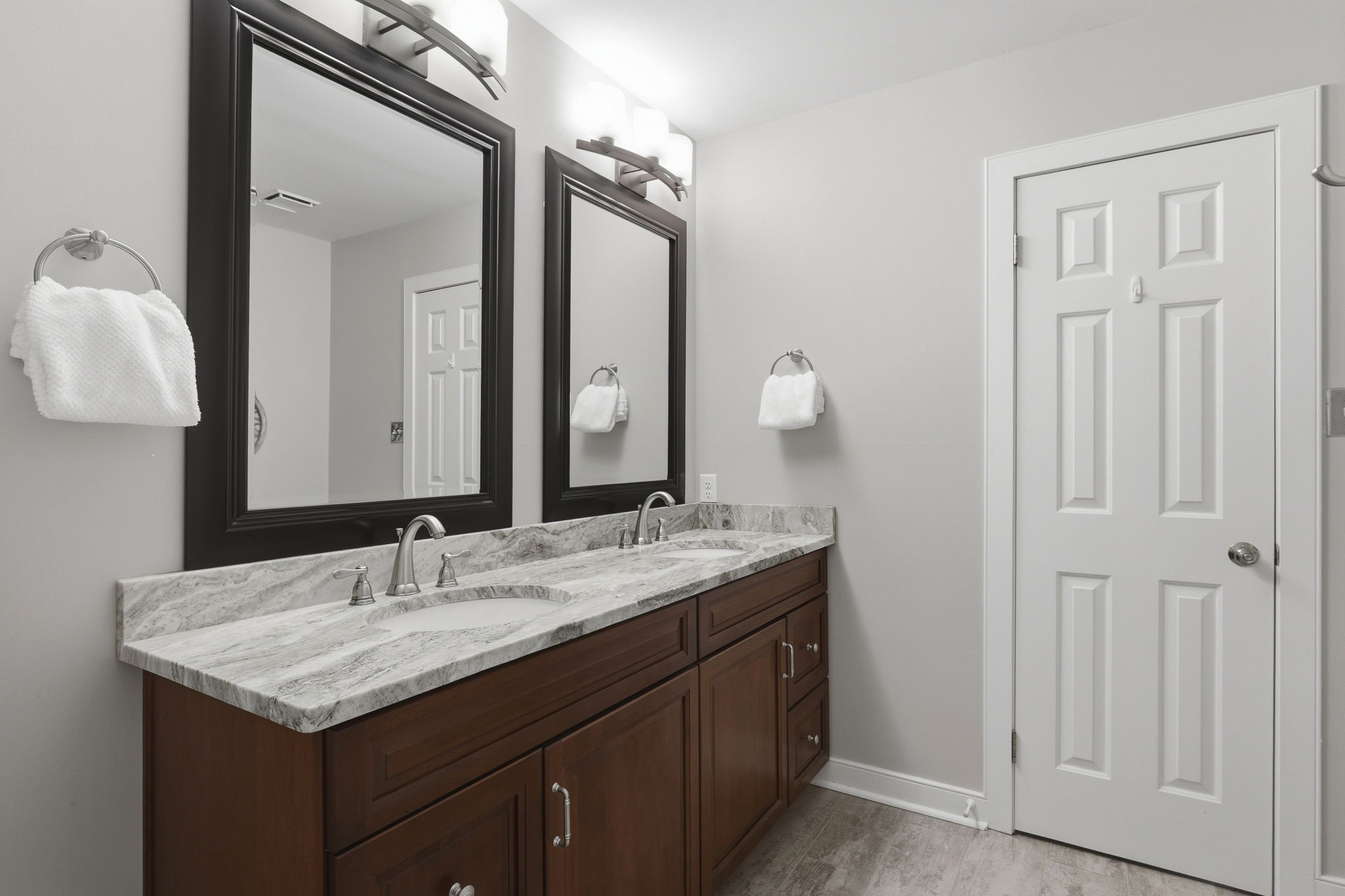 34-Jack and Jill Bath