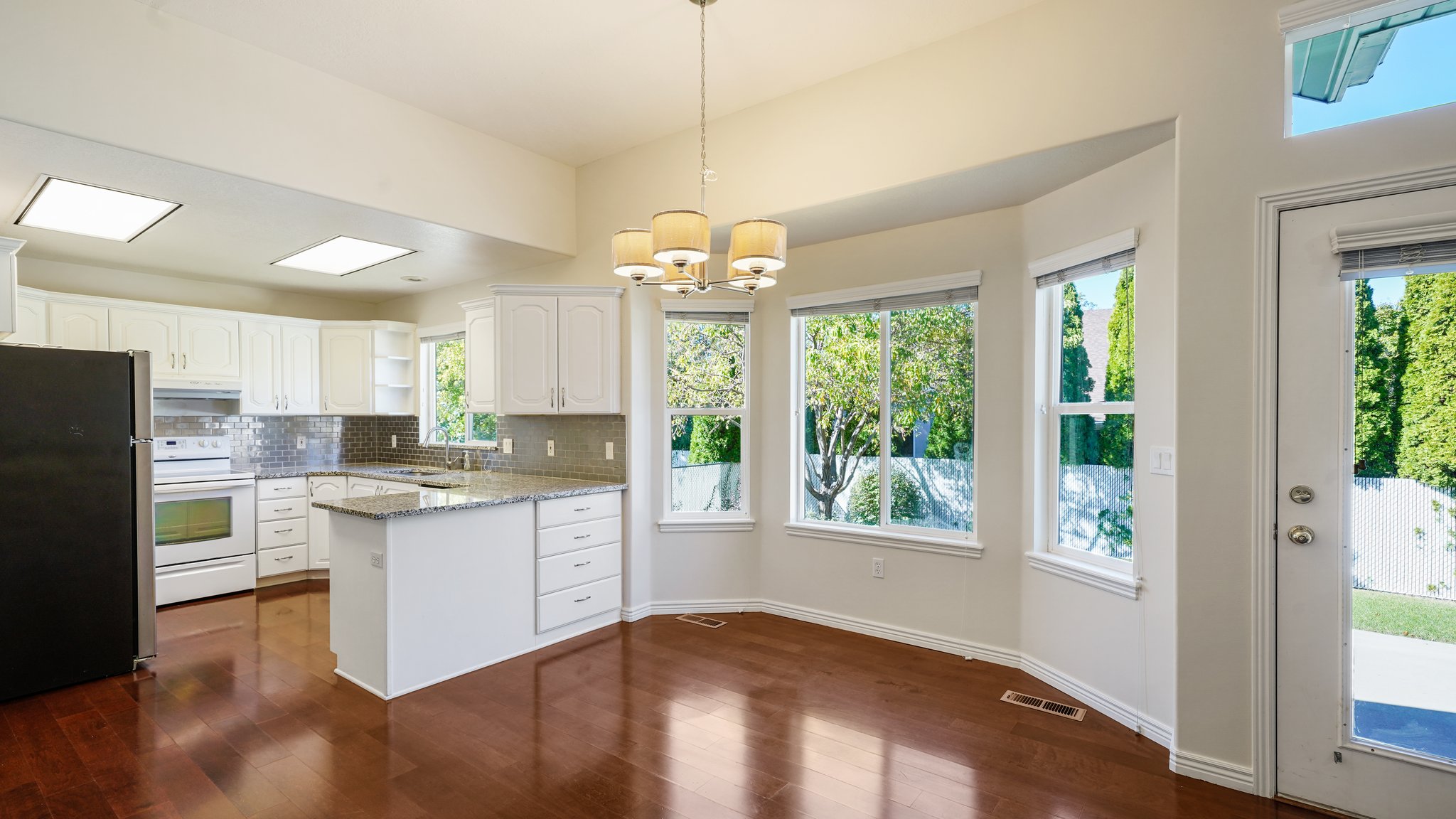 Kitchen/Eating Area