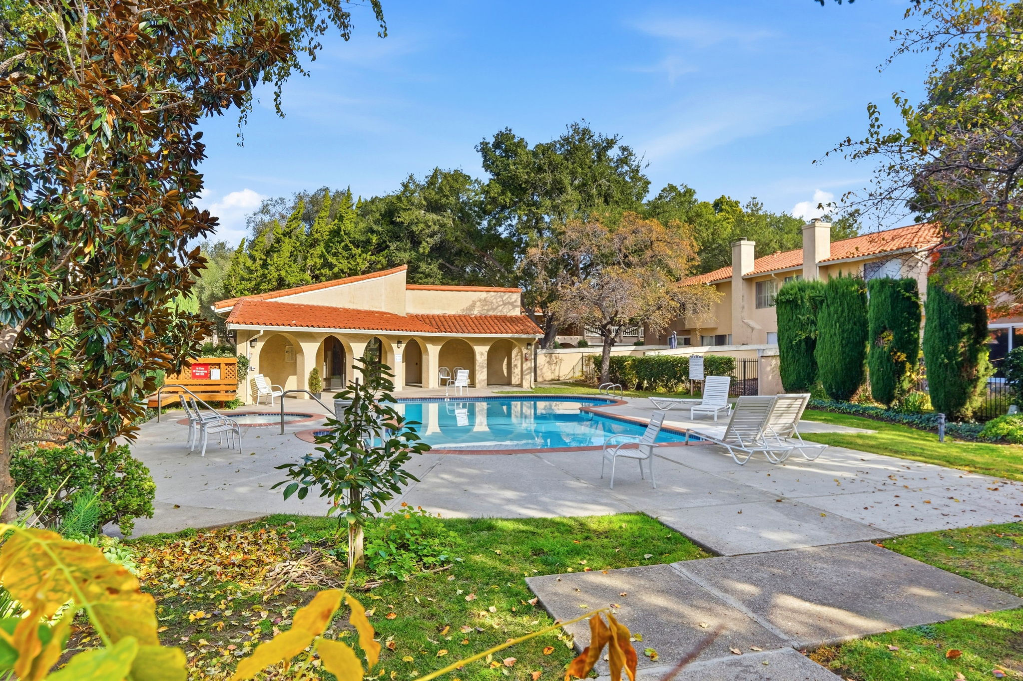 037_F8_2327 Royal Ann Dr