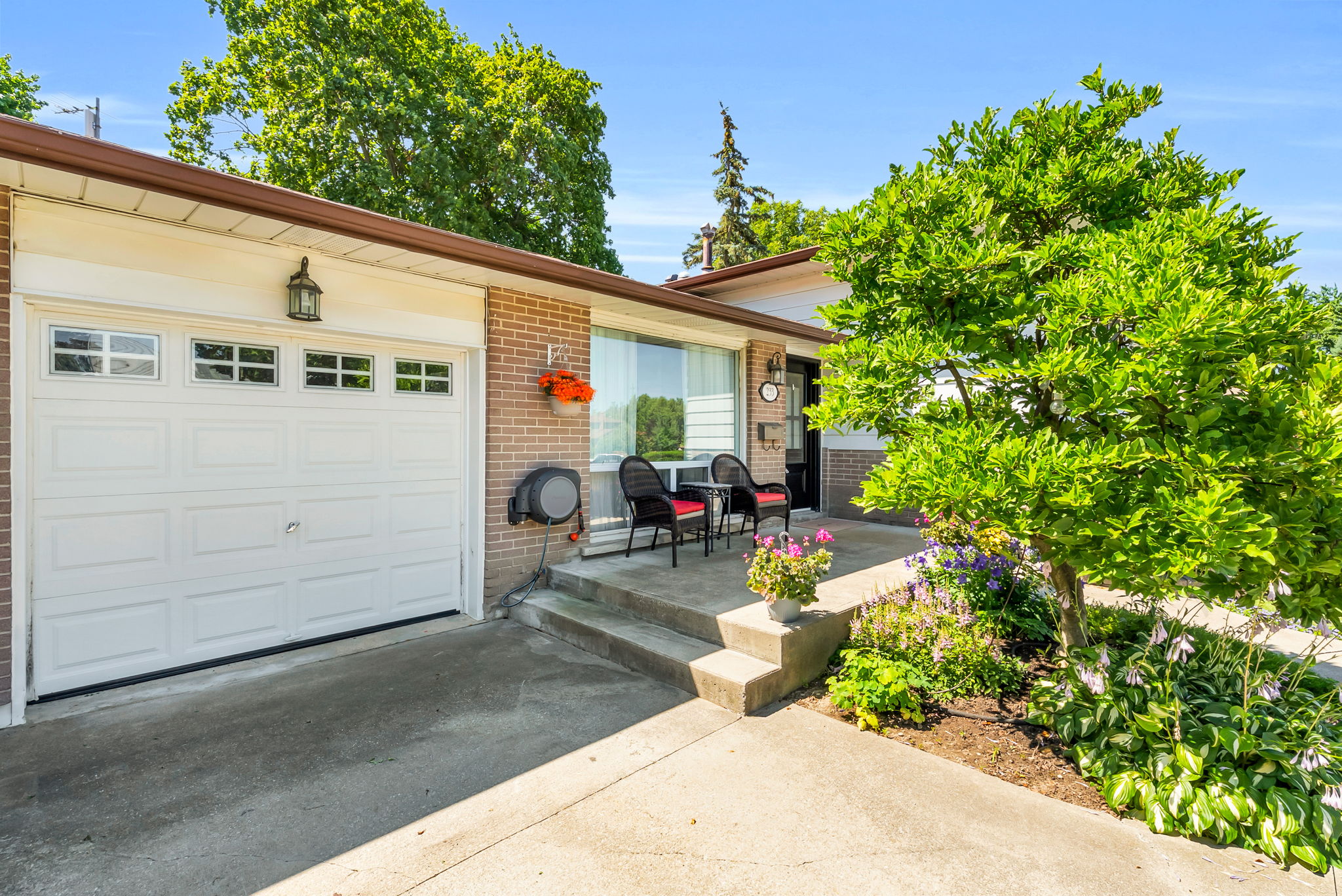 Front Porch/Entrance
