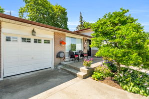 Front Porch/Entrance
