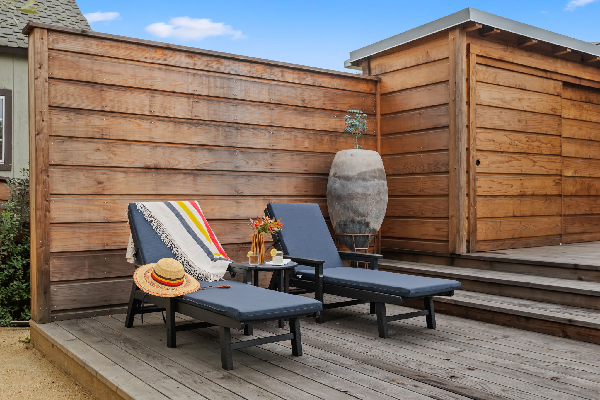 22 - ocean-view-lounge-area