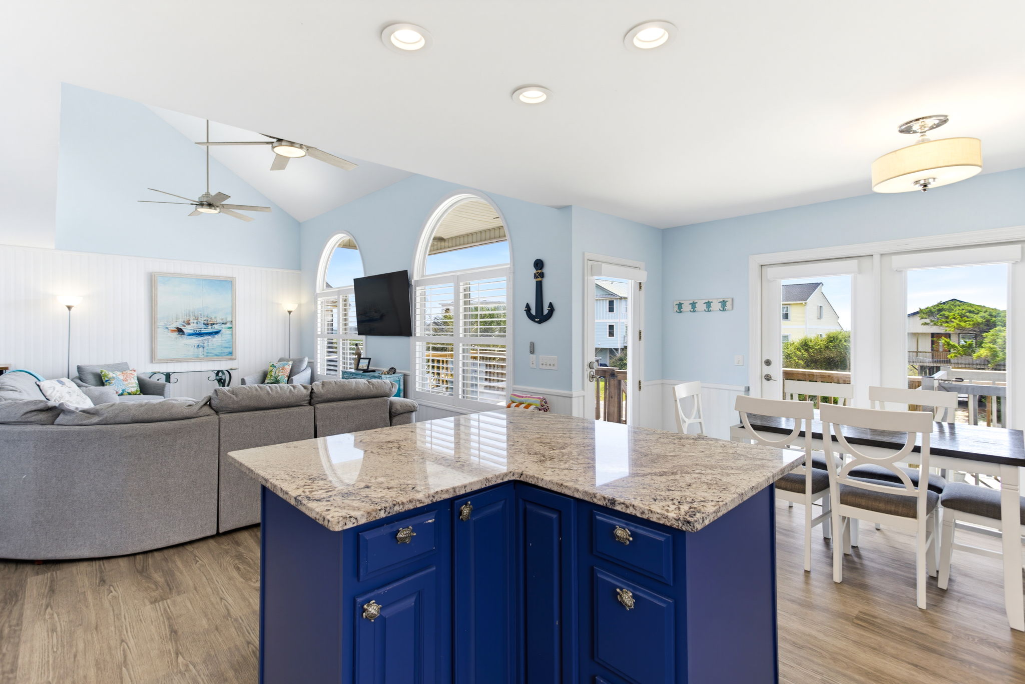 2330 W Beach Dr-18