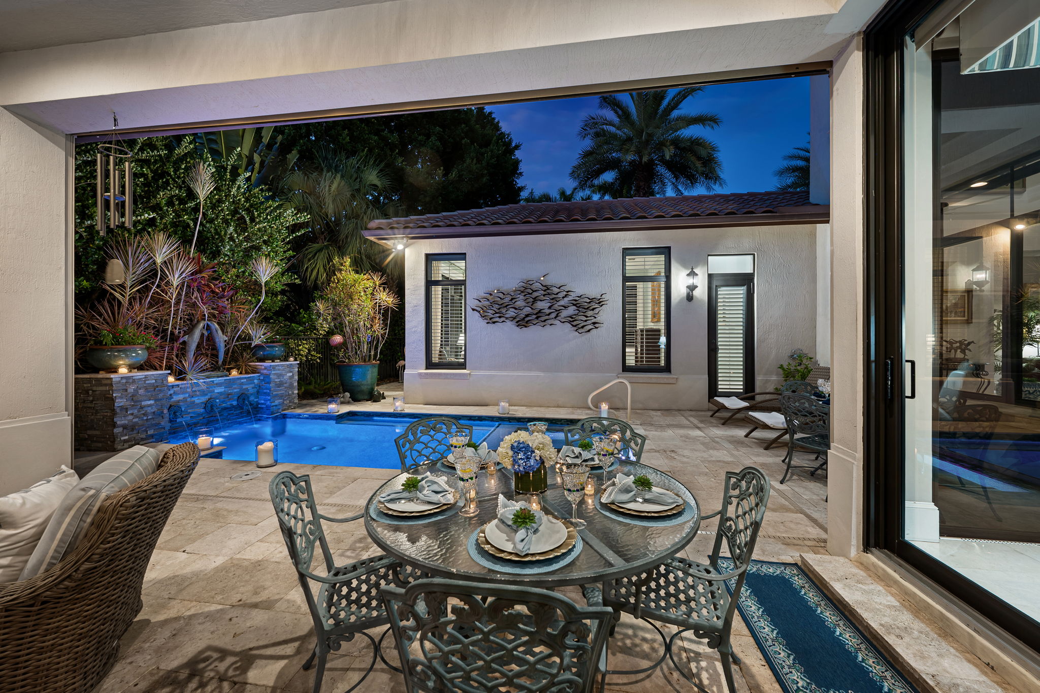 Dinner al fresco never looked this cozy!