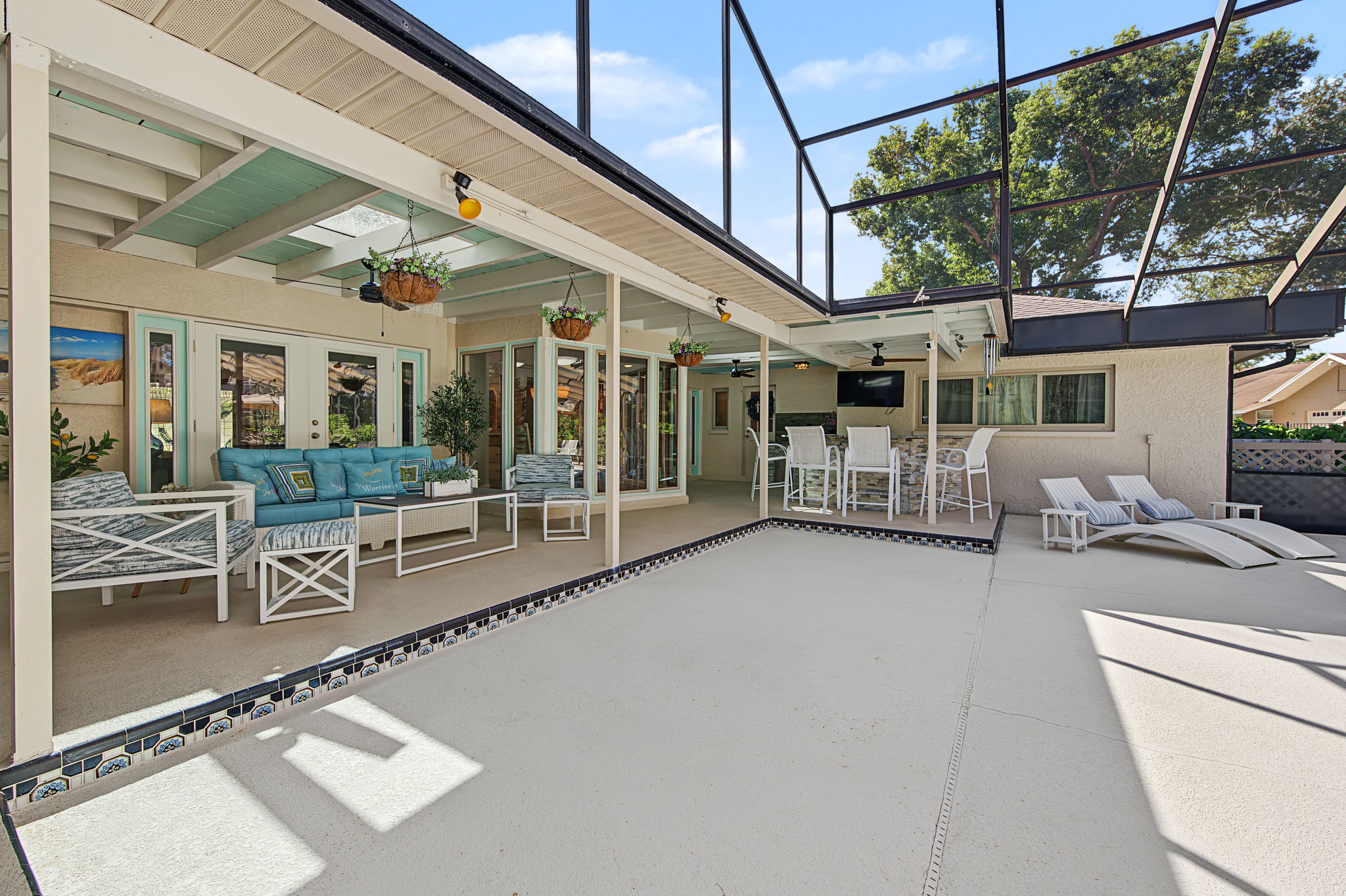 Lanai and Bar1