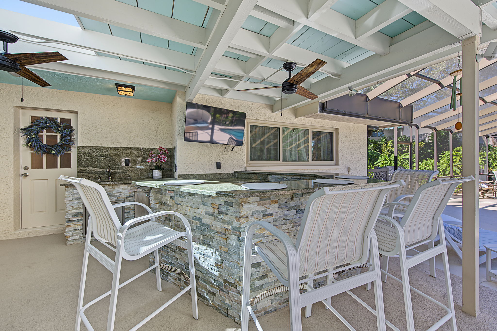 Lanai and Bar2