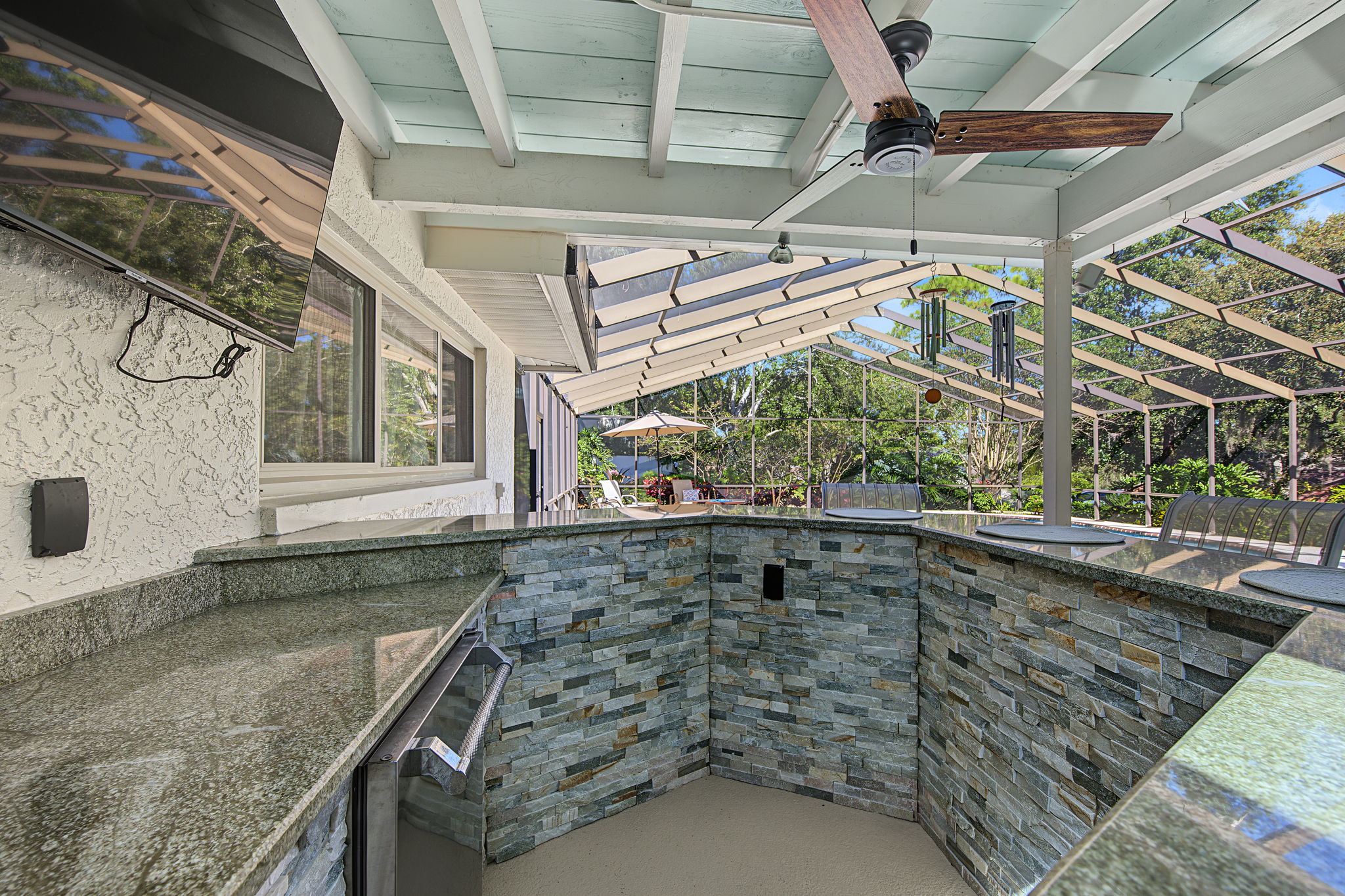 Lanai and Bar4