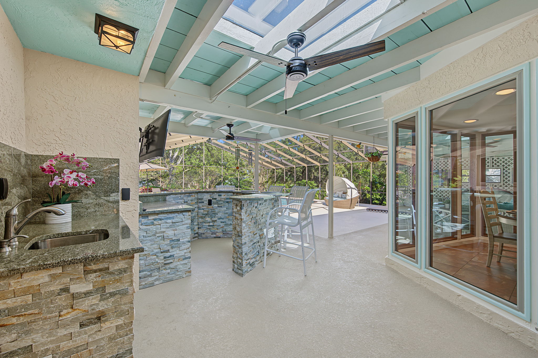 Lanai and Bar5