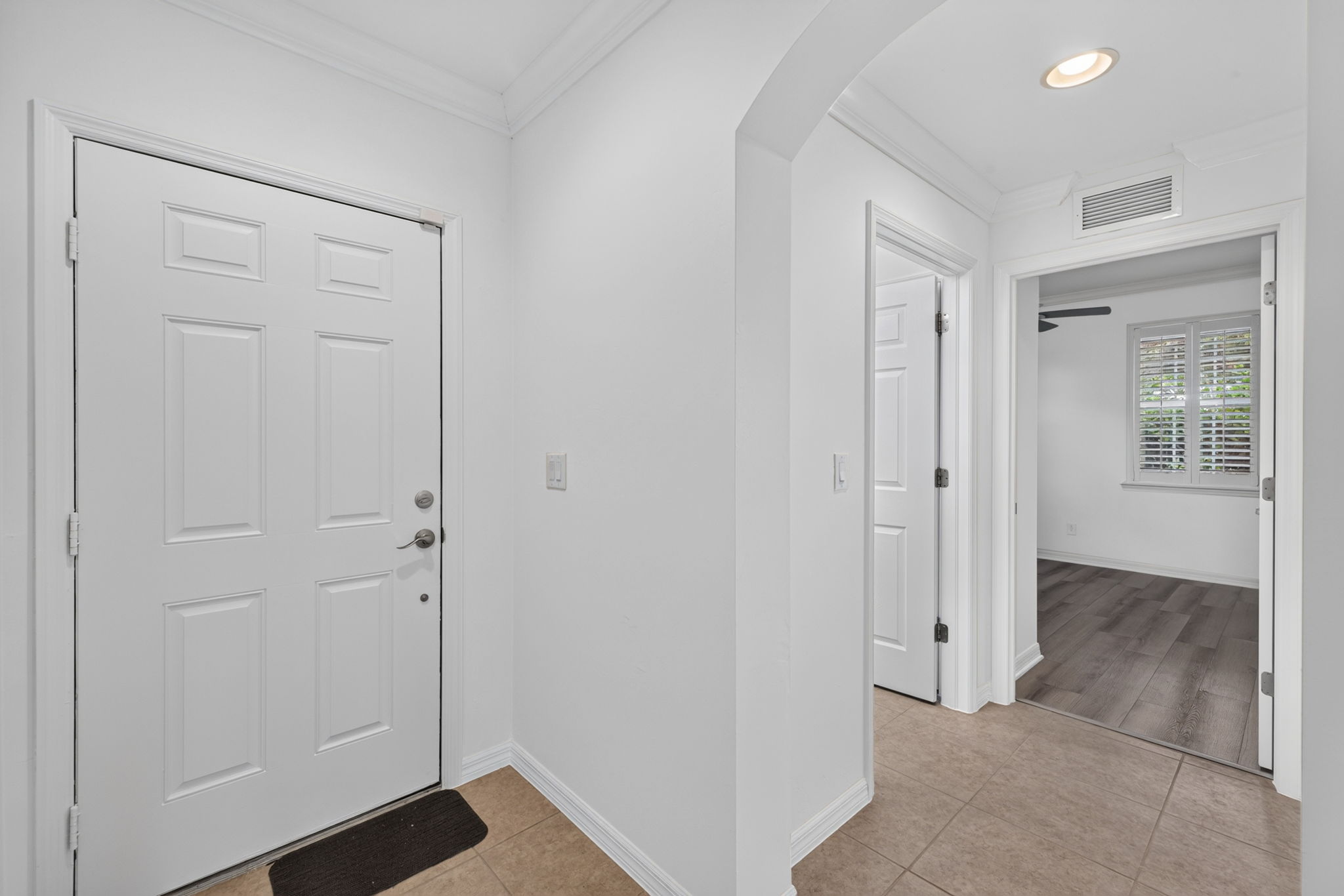 Foyer 2 of 2
