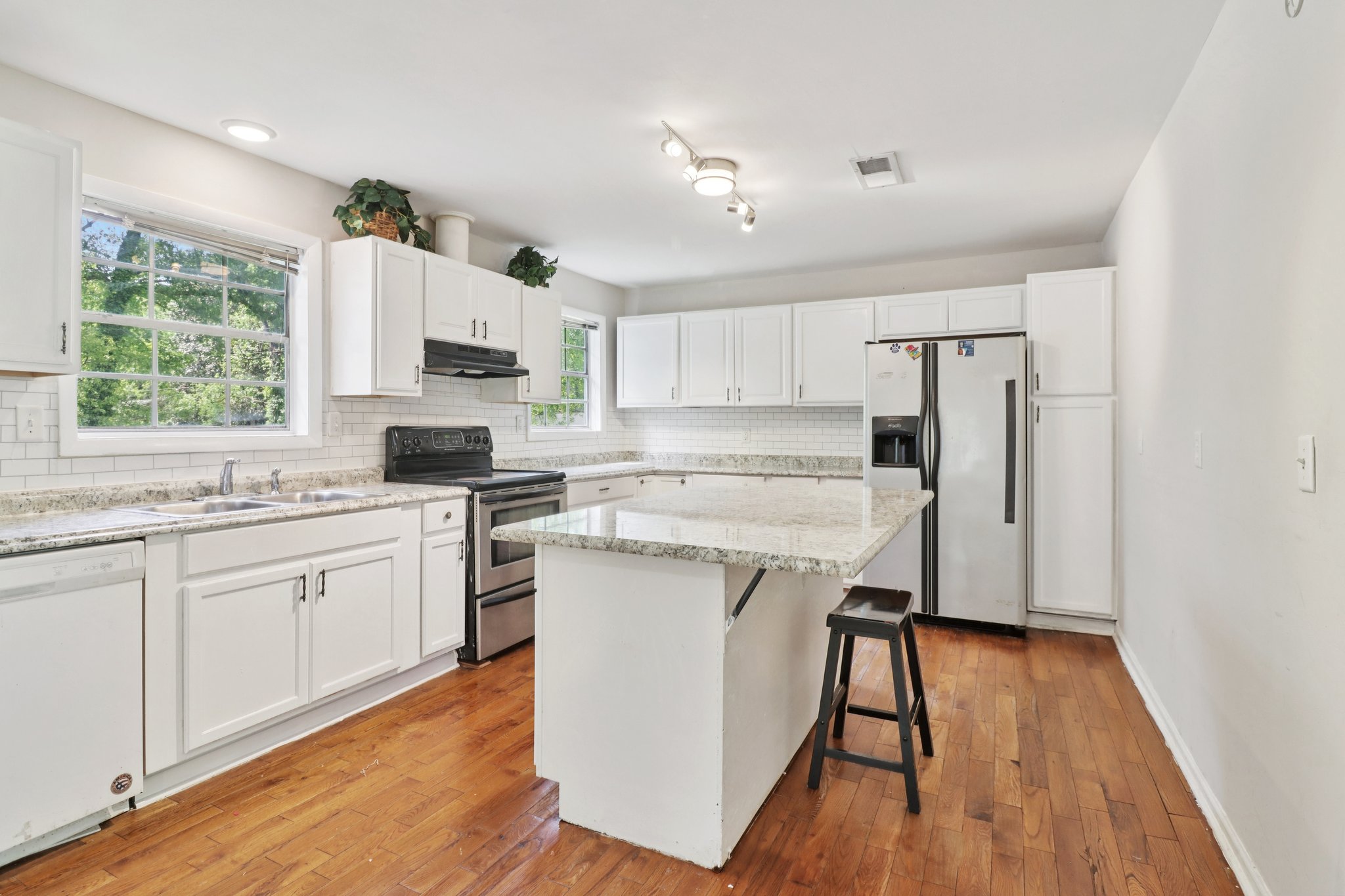 Chestnut Log Pl-S1504-023.jpg