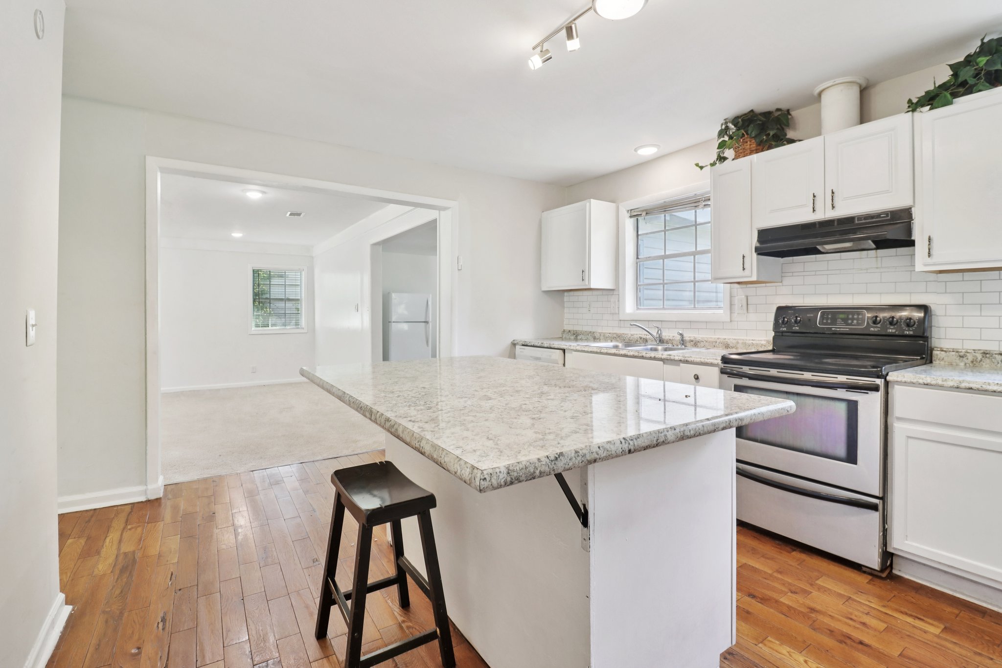 Chestnut Log Pl-S1504-024.jpg