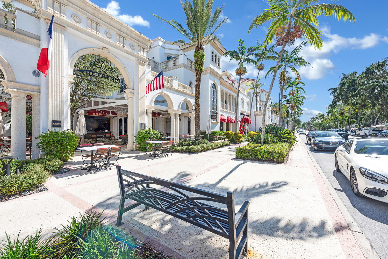 Just Minutes From 5th Avenue South/Downtown Naples