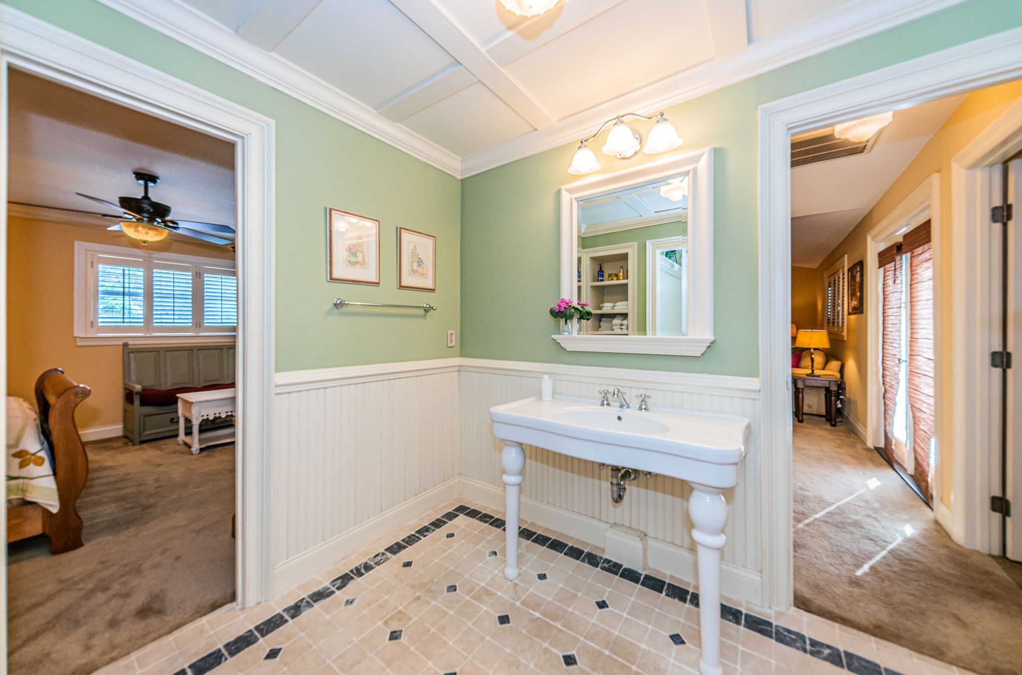 Upper Level Jack n Jill Bathroom1e