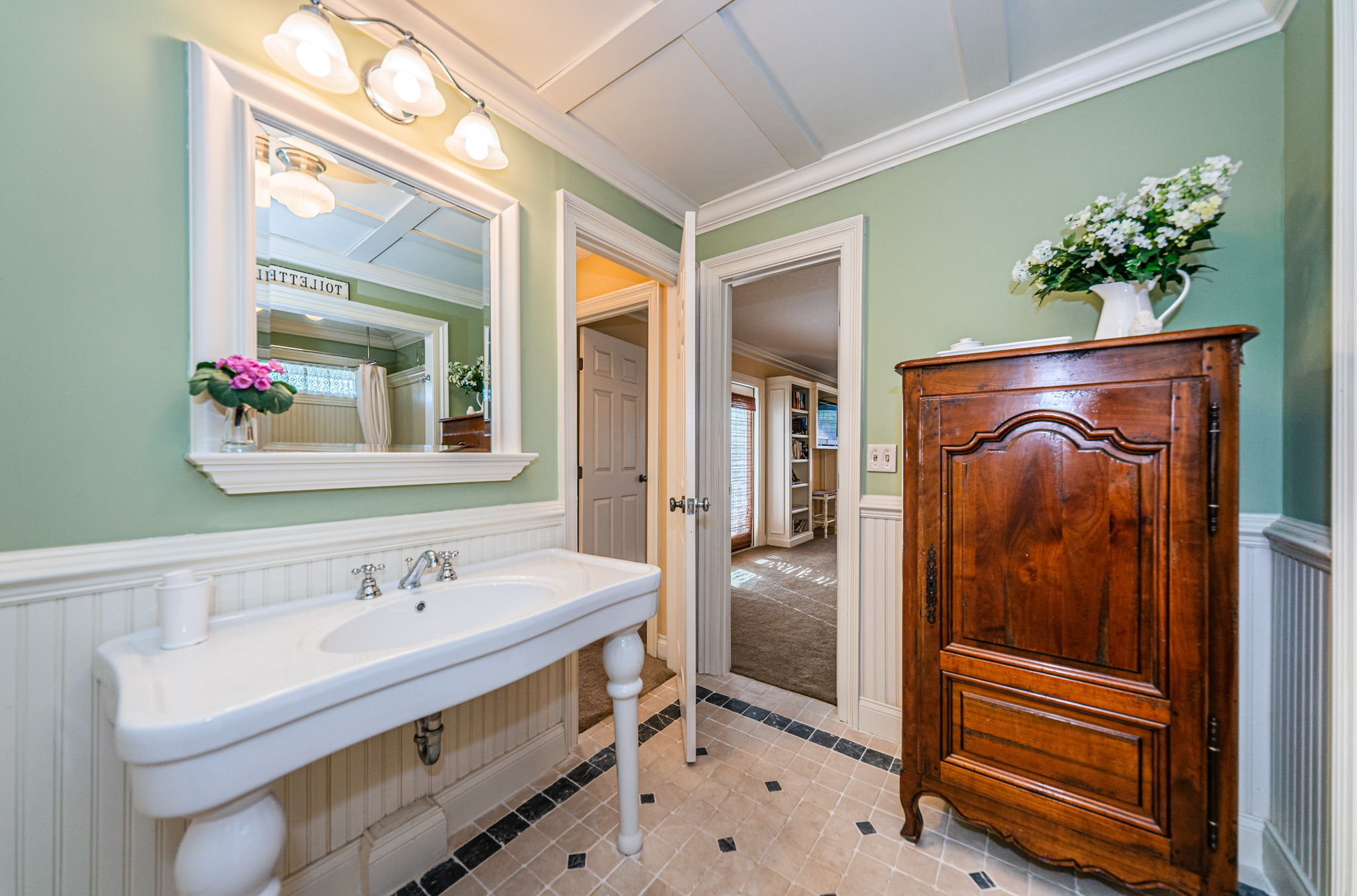 Upper Level Jack n Jill Bathroom1d