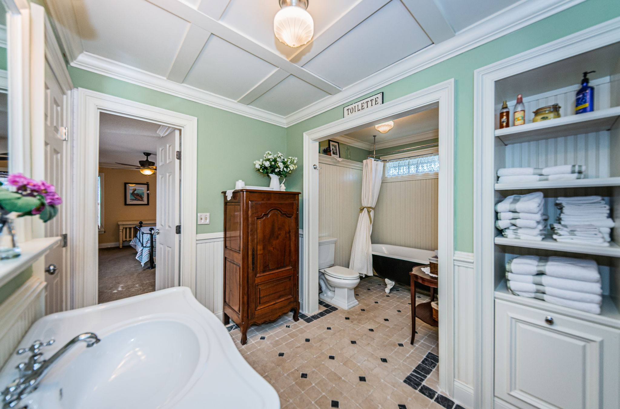 Upper Level Jack n Jill Bathroom1c
